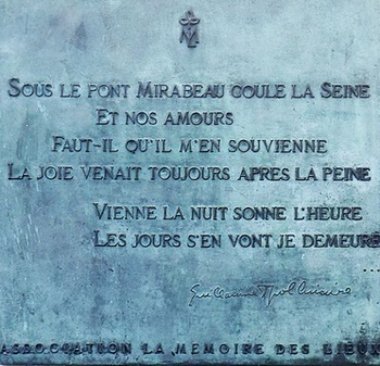 Plaque reprenant les premiers vers du poème sur le pont Mirabeau, à Paris.
