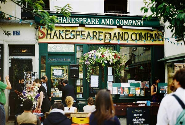 В парижском книжном магазине «Shakespeare and Company» можно остаться жить