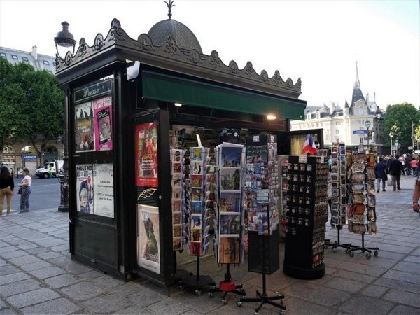 Petite histoire des kiosques à journaux parisiens